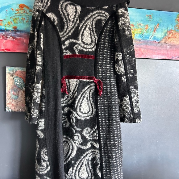 High quality designer’s long coat,made from wool,priced for a quick sale! - Picture 3 of 3